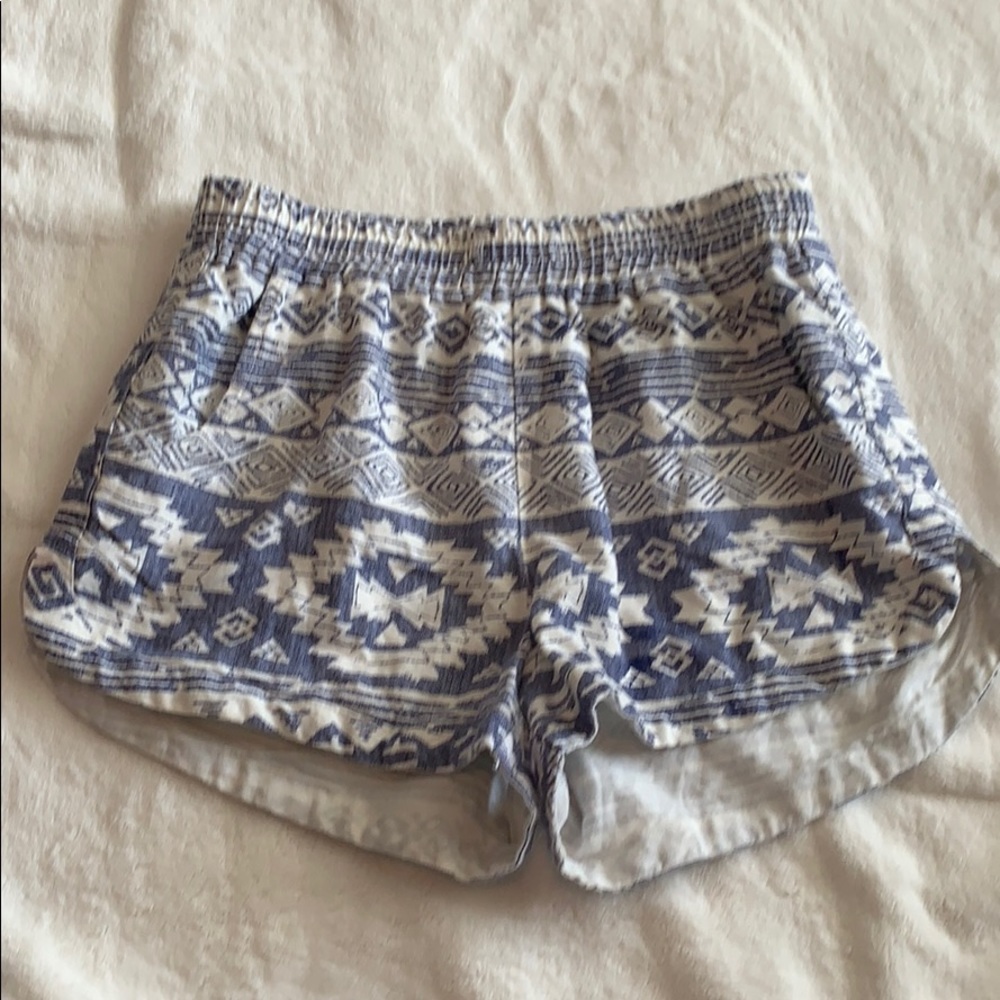 Shorts with pockets, elastic waist band.